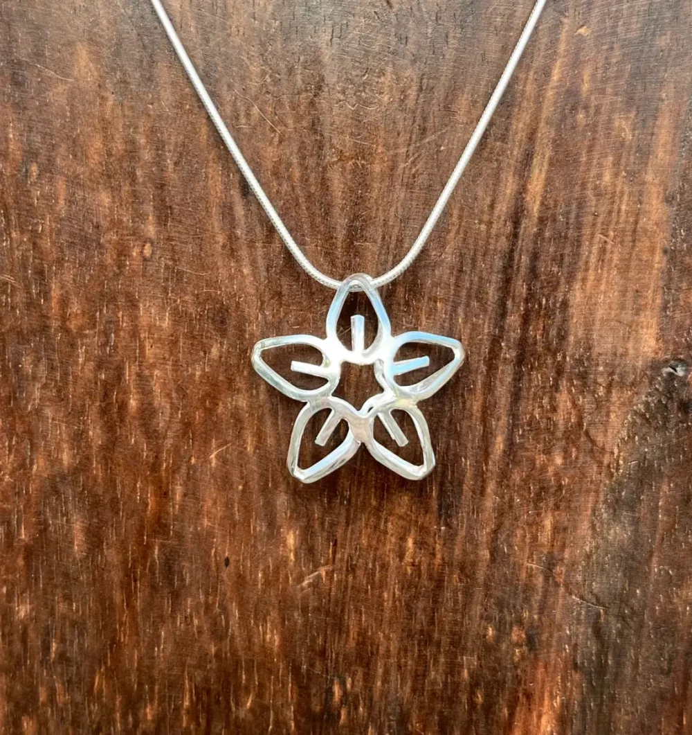 Emma Leonard hollow silver flower daffodil pendant necklace