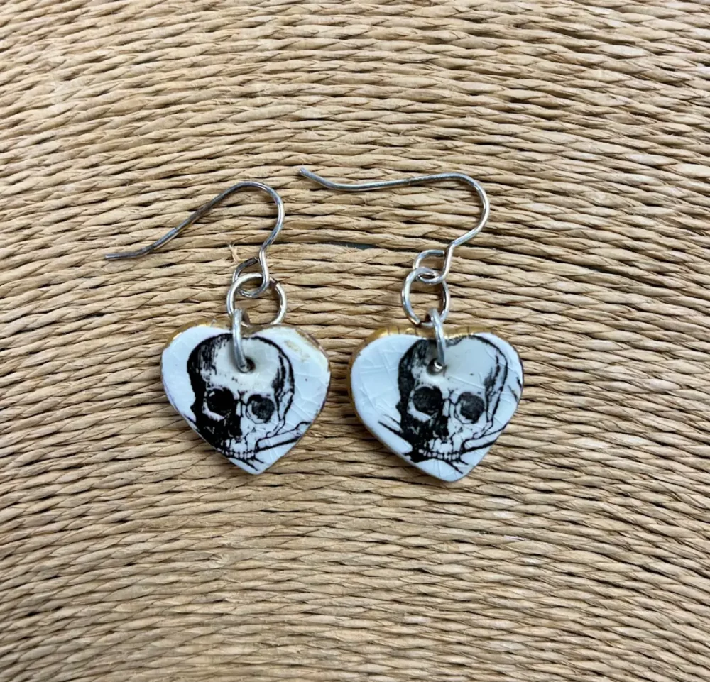 1424 ceramic skull heart earrings Remon Jephcott.webp