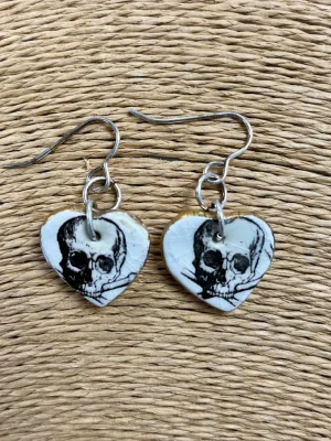 1424 ceramic skull heart earrings Remon Jephcott.webp