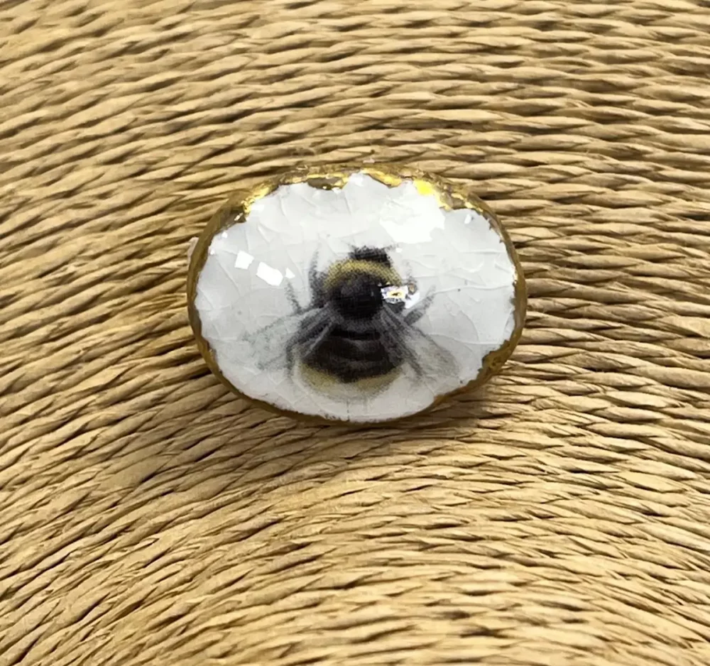 14400 ceramic bee brooch Remon Jephcott.webp