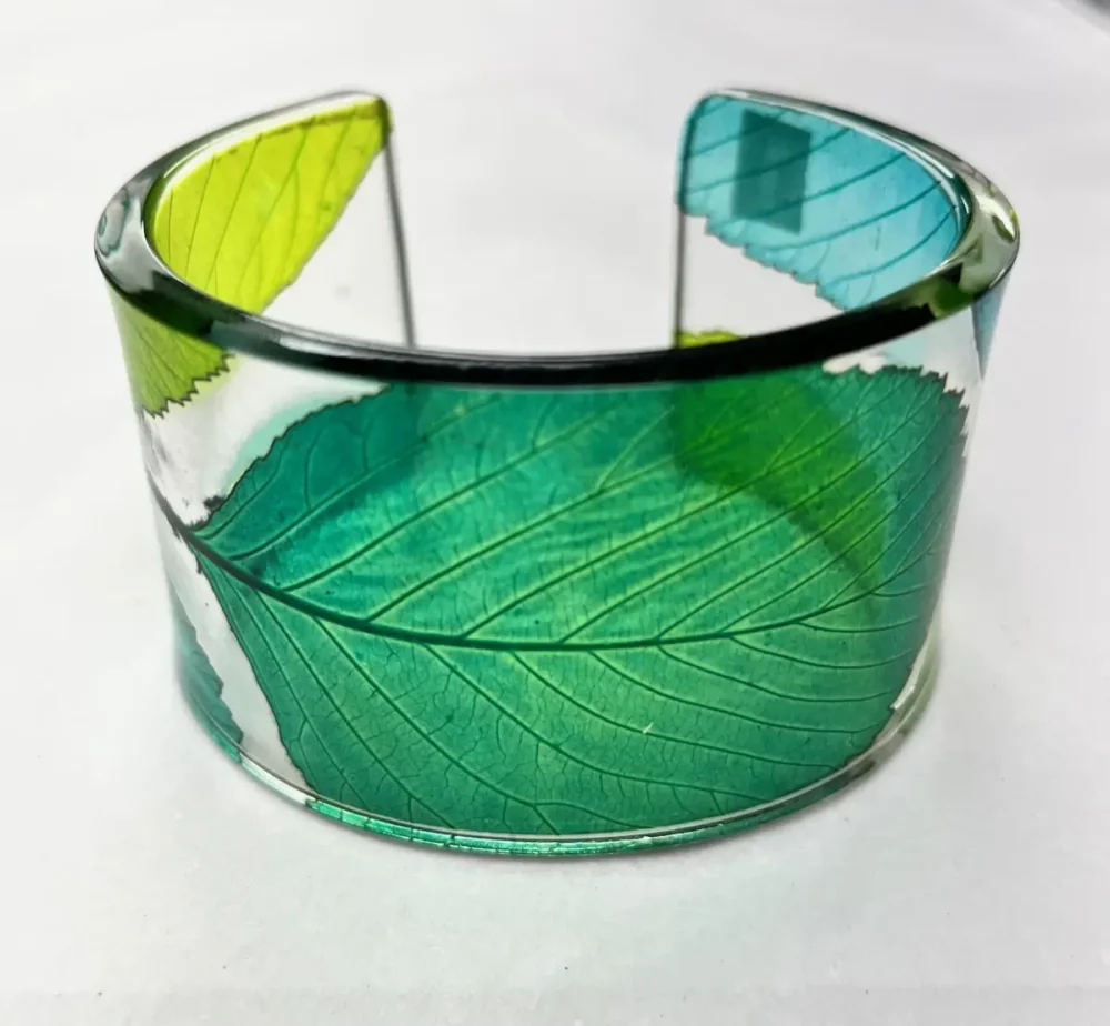 2657 Green leaf design perspex bangle.webp