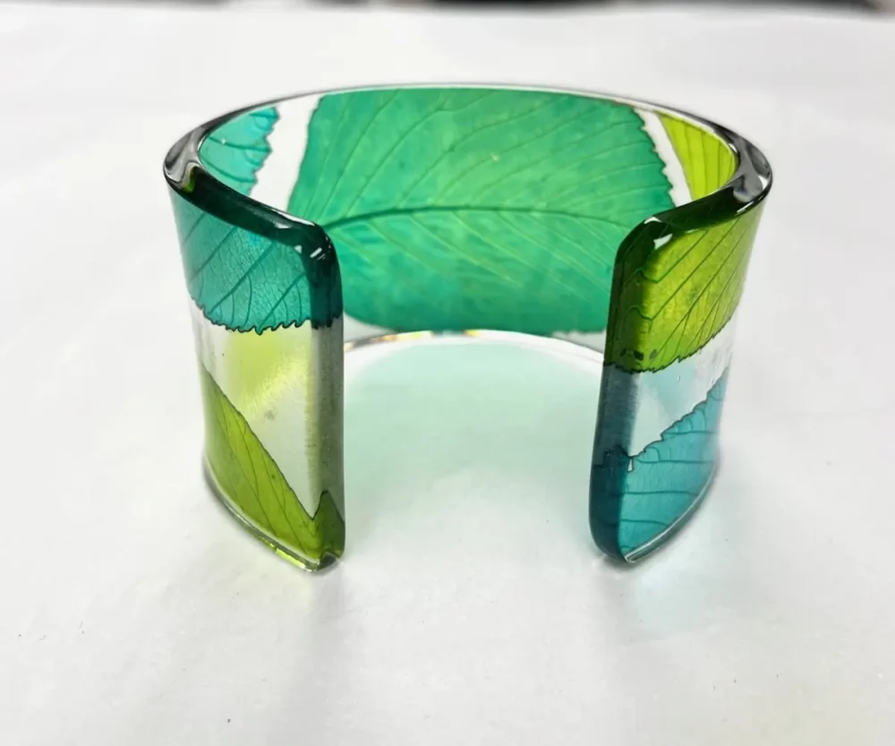 2657a Green leaf design perspex bangle.webp