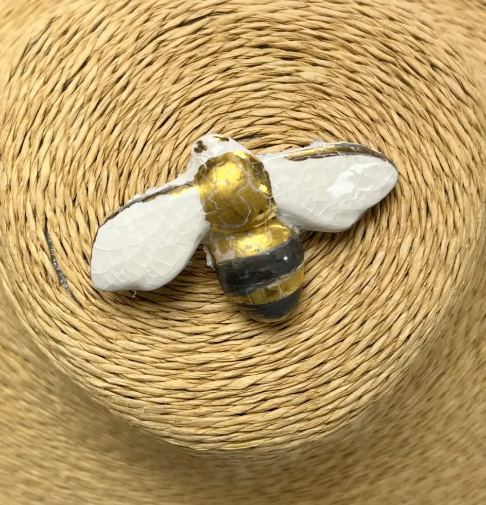 3235 ceramic bee brooch Remon Jephcott.webp